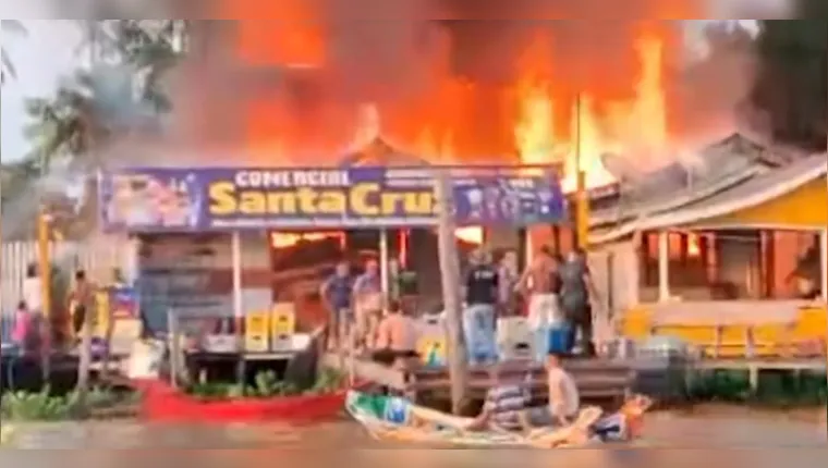 Imagem ilustrativa da notícia Vídeo: Incêndio atinge ponto de comércio em Breves