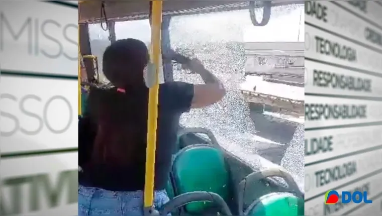 Imagem ilustrativa da notícia Mãe quebra janela de ônibus após filho passar mal de calor