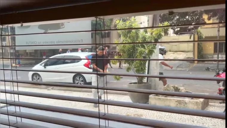 Imagem ilustrativa da notícia Vídeo: torcedores de Remo e Paysandu brigam em via de Belém