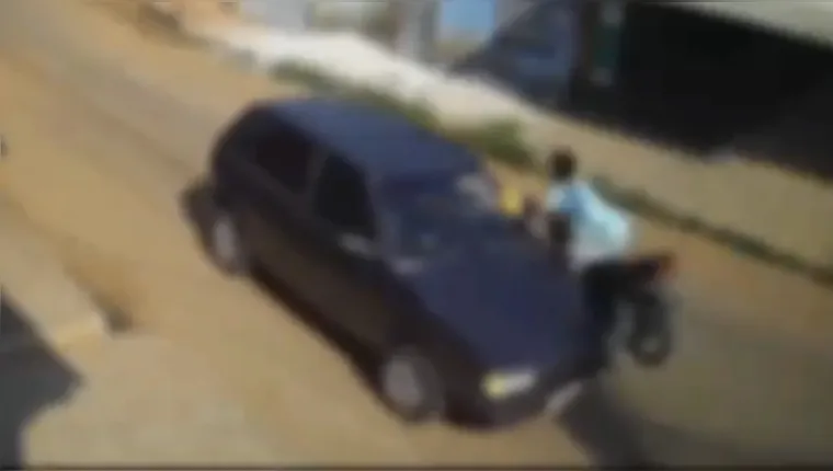 Imagem ilustrativa da notícia Vídeo: Motociclista fica ferido ao colidir com carro no Pará