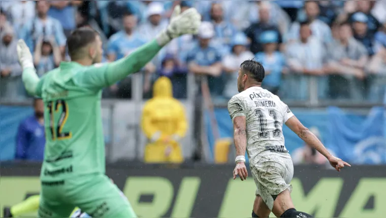 Imagem ilustrativa da notícia Corinthians vence Grêmio com um a menos e respira na Série A