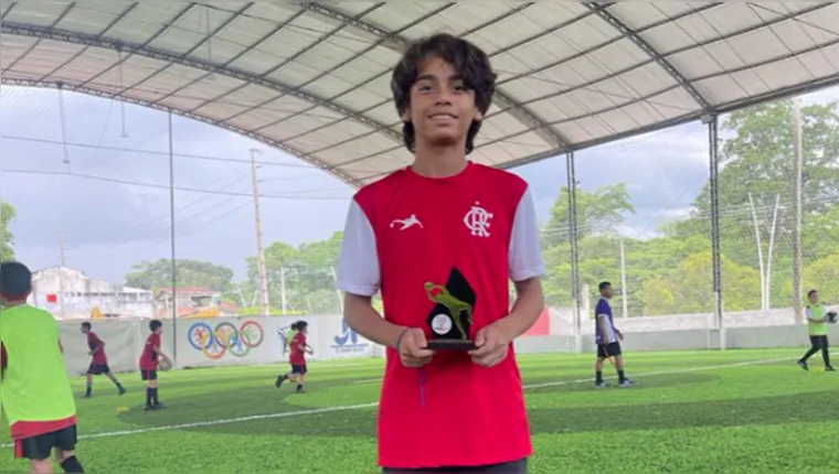 Imagem ilustrativa da notícia Goleiro paraense recebe premiação do Flamengo