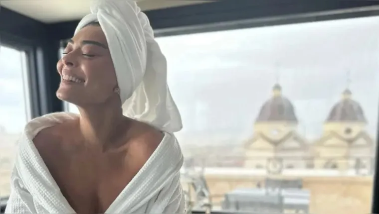 Imagem ilustrativa da notícia Juliana Paes exibe sensualidade ao postar foto usando roupão