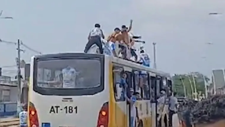 Imagem ilustrativa da notícia Torcedores do Paysandu se arriscam e "surfam" em ônibus