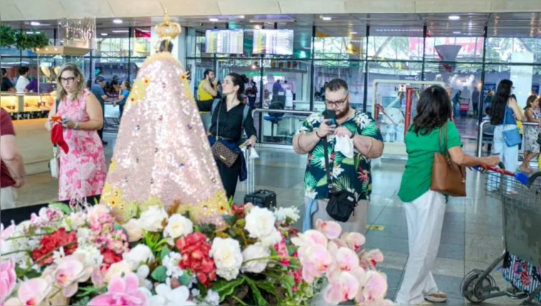 Imagem ilustrativa da notícia Turistas são recebidos pela imagem peregrina no aeroporto