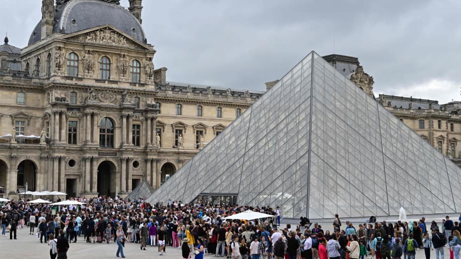 Le musée du Louvre est évacué après une alerte à la bombe • DOL