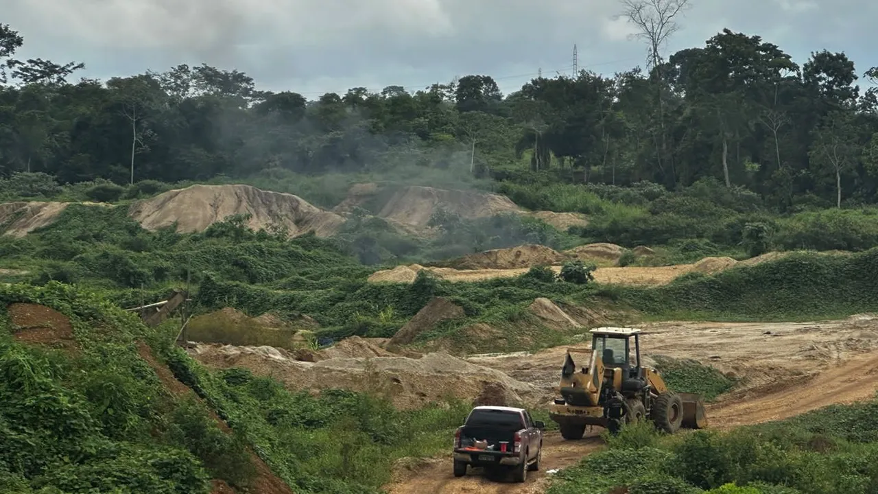 Moradores de uma comunidade próxima tentaram impedir a entrada das forças de segurança, mas operação foi realizada com sucesso