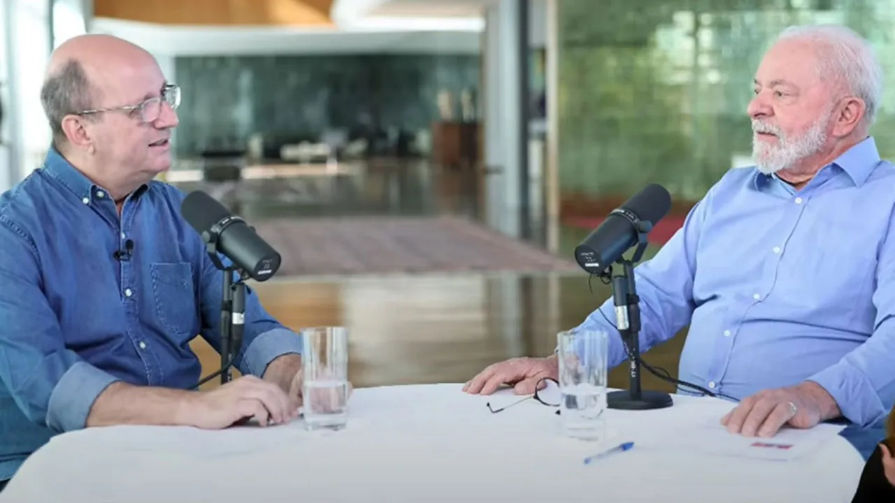 Lula e o jornalista Marcos Uchôa durante o programa 'Conversa com o Presidente'