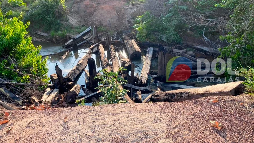 Ponte foi queimada em julho e moradores da região tem tido problemas em se locomover para o assentamento Ararandeua