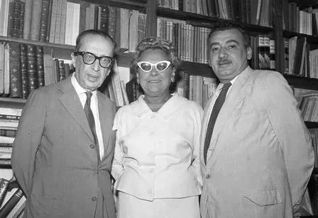 Manuel Bandeira, Eneida de Moraes e Jorge Amado na Livraria São José em 1958.