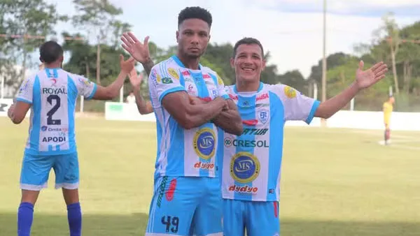 Douglas comemora o gol da vitória por 1 a 0 do Ji-Paraná sobre o Genus, pela primeira rodada do Campeonato Rondoniense.