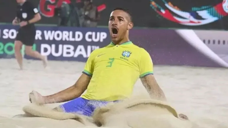 Brasil venceu a Itália de virada e garantiu o sexto título mundial da Fifa no futebol de areia.