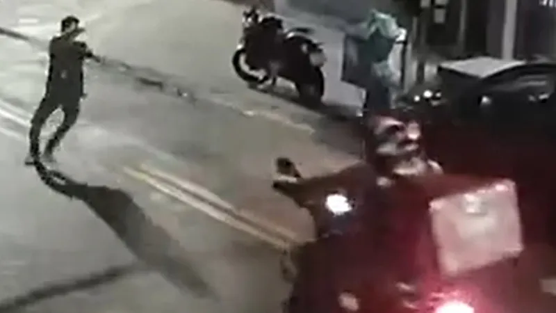 Armados, os assaltantes obrigaram as vítimas a descerem da moto