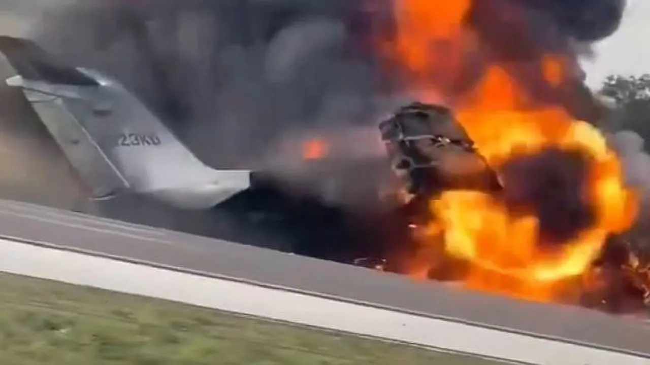 Avião pega fogo após cair na Flórida, nos EUA.