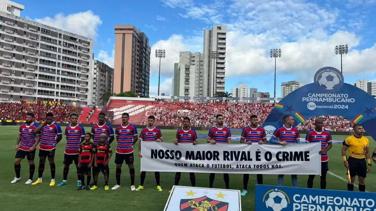 Em homenagem ao Fortaleza, jogadores do Sport carregam faixa em protesto contra a violência das torcidadas organizadas no futebol.