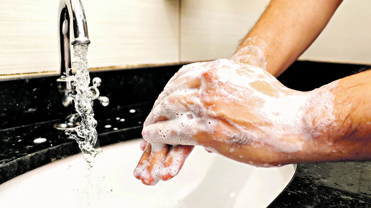 Uma das formas de prevenção é lavar as mãos antes e depois de utilizar o banheiro, trocar fraldas, manipular/preparar os alimentos, entre outros