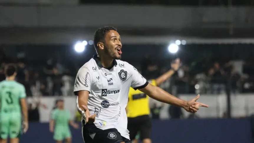 Marco Antônio comemora o terceiro gol do Clube do Remo na vitória, de virada, sobre o Tapajós.