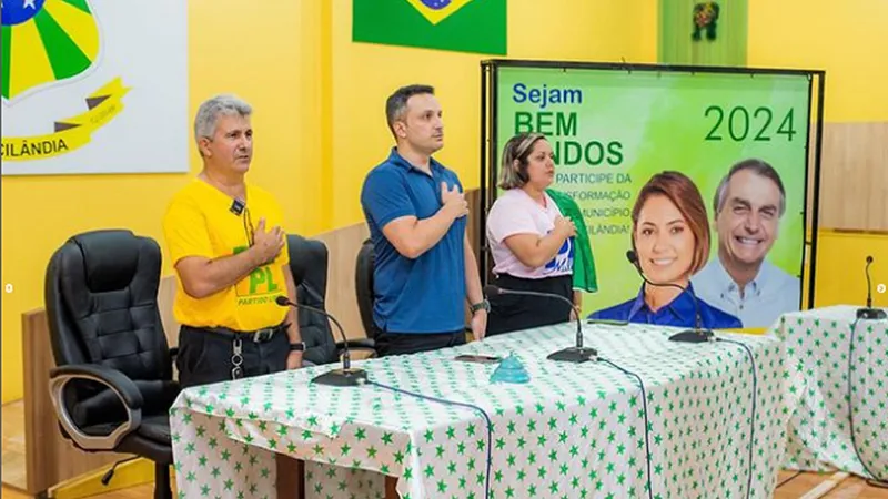Imagem da cerimônia de posse da nova diretoria do PL em Medicilândia, realizada em 26 de janeiro. Darci aparece de camiseta amarela, à esquerda .