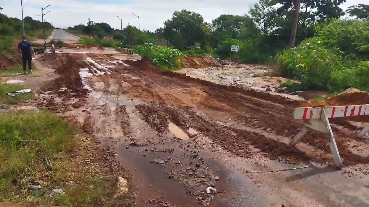 Ponte sobre um braço do lago Pajuçara foi atingida pela enxurrada durante a chuva que durou mais de 10 horas em Monte Alegre