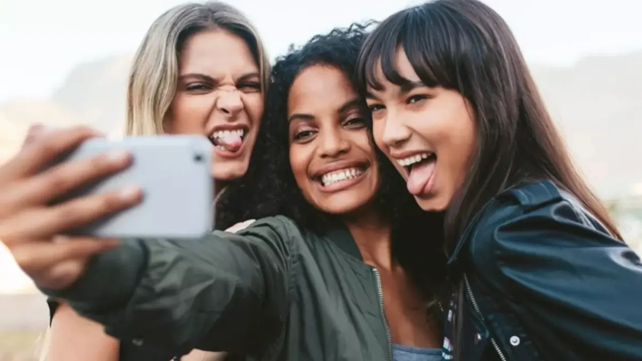 A selfie é uma das melhores formas de compartilhar momentos nas redes sociais.