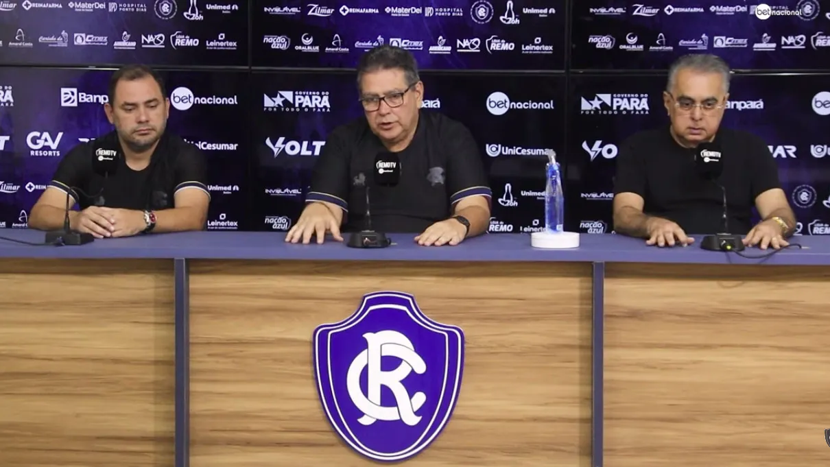 Ao lado do vice Glaube Gonçalves e do executivo Sérgio Papellin, o presidente Tonhão reafirmou confiança no trabalho do técnico Ricardo Catalá