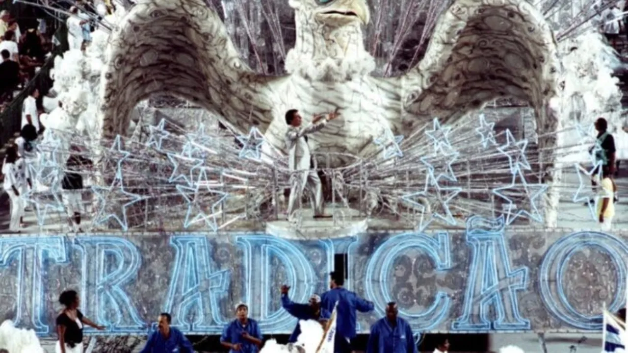 Desfile da Tradição em 2001 levou Silvio Santos para a Marquês de Sapucaí
