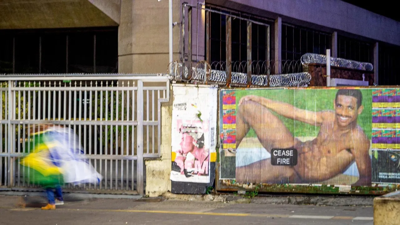 A foto do ex-jogador Vampeta chamou atenção nos muros de São Paulo.