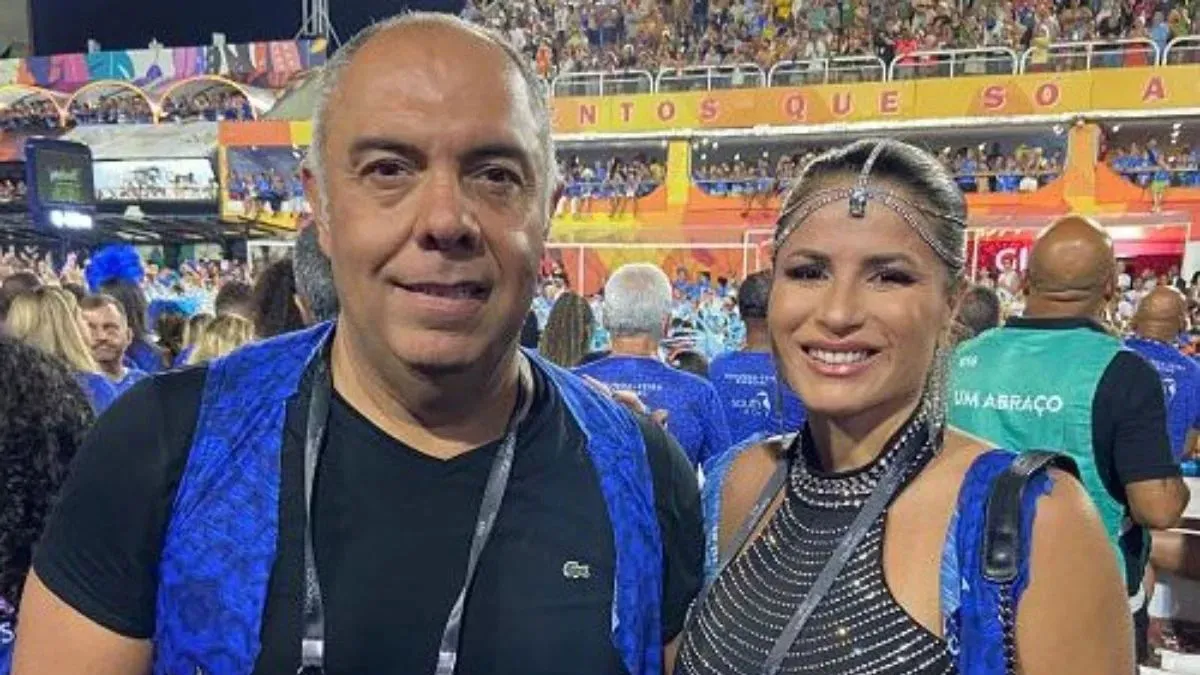 Marcos Braz e a esposa Ana Paula Barbosa estiveram juntos na Sapucaí durante os desfiles oficiais do Carnaval 2024. Já no desfile das campeãs, ele foi sozinho.