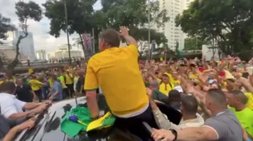 Imagem ilustrativa da notícia Bolsonaro reúne apoiadores em ato e debocha do 8 de janeiro