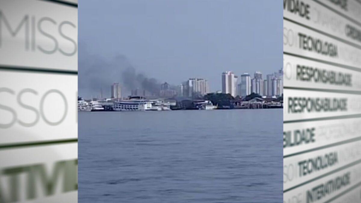 Vídeo: embarcação pega fogo em porto em Belém
