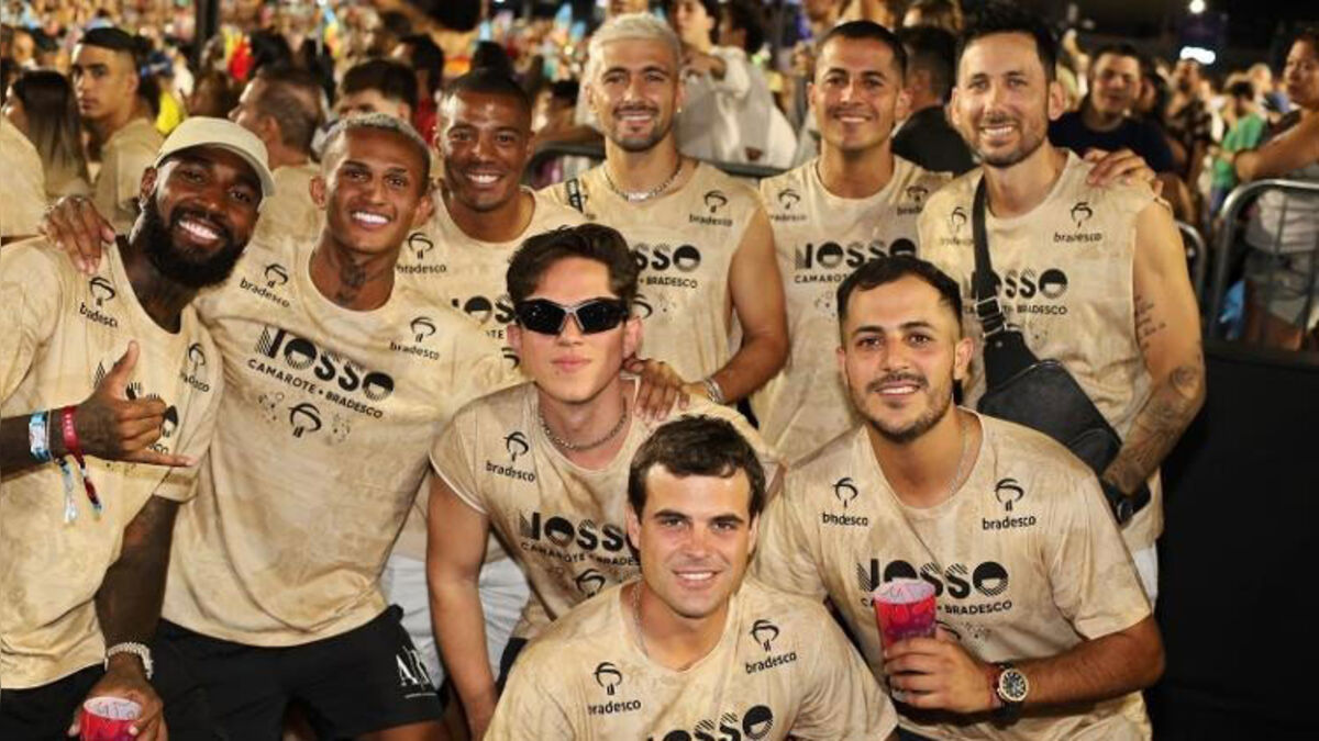Carnaval: jogadores do Flamengo curtem desfiles na Sapucaí