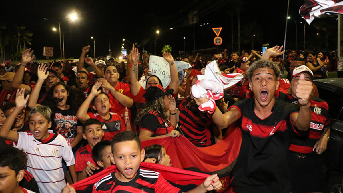 Vídeo: Torcedores aguardam Flamengo no aeroporto de Belém