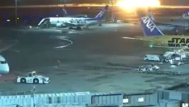 Momento da explosão do avião em aeroporto de Tóquio