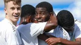 Jogadores do Grêmio comemoram gol sobre o Figueirense na Copinha