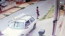 A mulher foi flagrada levando a filha até um terreno onde estava a fogueira