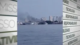 Uma embarcação pegou fogo no porto.
