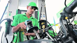 Abastecimento de uma moto com gasolina