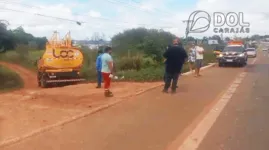 O caminhão teve apenas uma pequena avaria no pára-lamas traseiro.