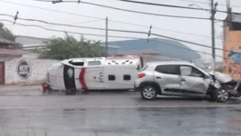 Carro de passeio e viatura da Polícia Militar envolvidas no acidente na João Paulo II