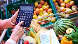 Onda de calor e excesso de chuvas impactaram colheita de legumes e hortaliças.