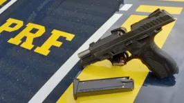 A pistola apreendida foi identificada como uma Taurus modelo 838, calibre 380, contendo 18 munições intactas.