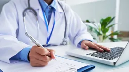 O atestado médico online é gerado digitalmente após uma consulta realizada por telemedicina.