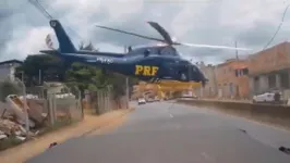 O momento foi registrado pela câmera traseira de um carro que passava pelo local