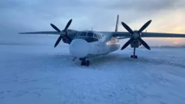 Aeronave de passageiros Antonov-24, da Polar Airlines, após pouso no rio Kolima, no extremo leste da Rússia