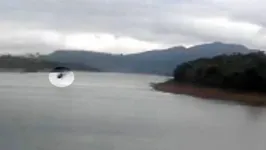 Imagem mostra queda de helicóptero no lago de Furnas, em Capitólio (MG).