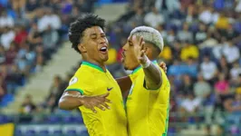 Andrey e John Kennedy comemoram o segundo gol do Brasil