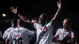 Léo comemora gol do vasco na vitória sobre o Madureira pelo Campeonato Carioca.