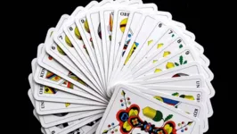 As cartas com figuras não se baseiam em letras, mas sim nos números 10, 11 e 12.