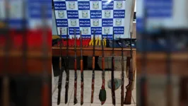 Armas e munições apreendidas com os acusados