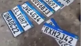 Placas estão enfileiradas na calçada de uma conveniência no centro de Belém